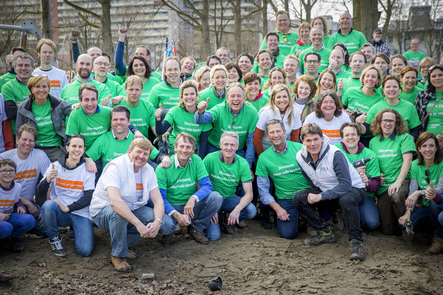 Eindhovense ondernemers, samen met Koning Willem-Alexander en Koningin Máxima, tijdens NLdoet in Eindhoven