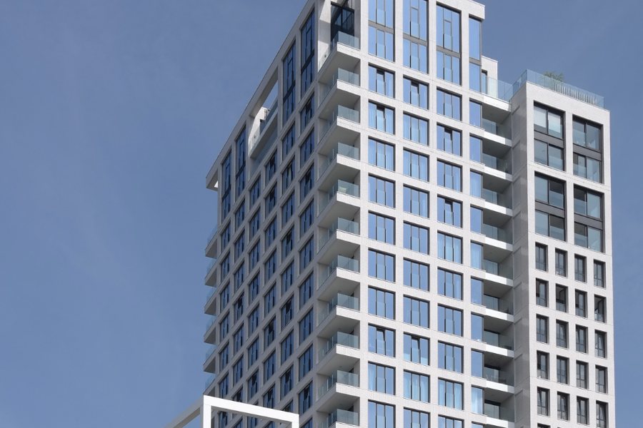 Het ronde rode woongebouw bij het centrum van Eindhoven